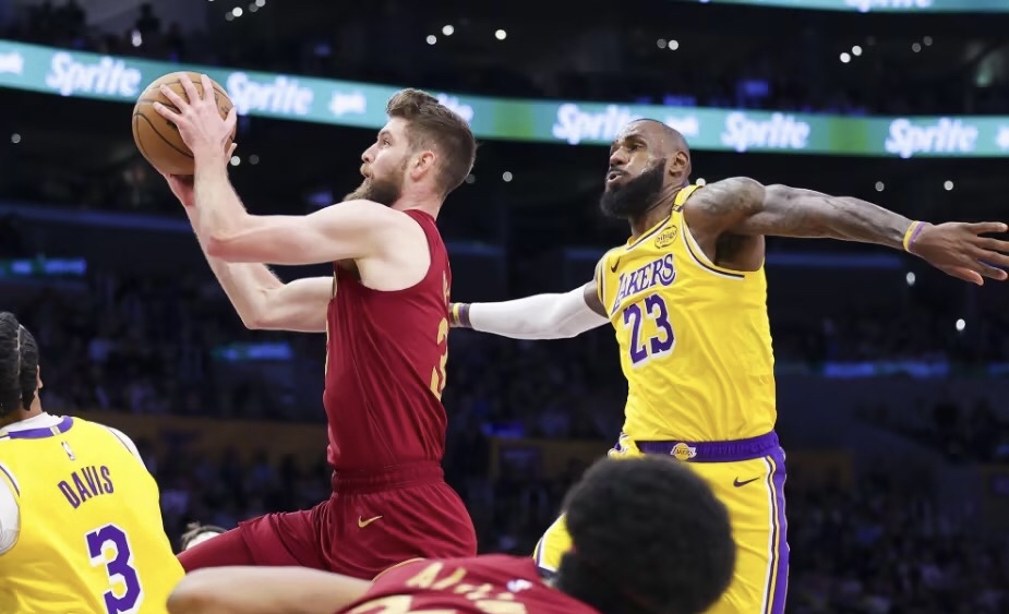 勇士连续进入西部决赛,面对湖人不容有失 勇士连续进入西部决赛,面对湖人不容有失