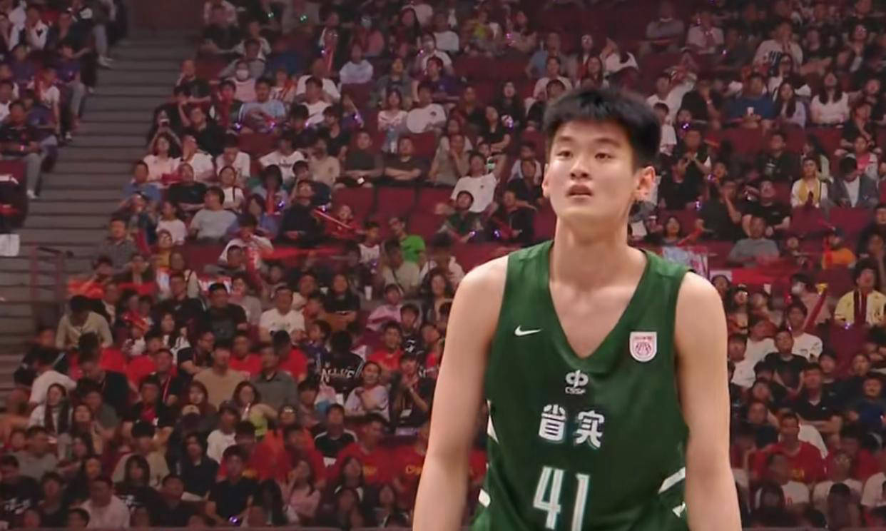 柏林赫塔年轻后卫崭露头角，成为新秀之星的简单介绍