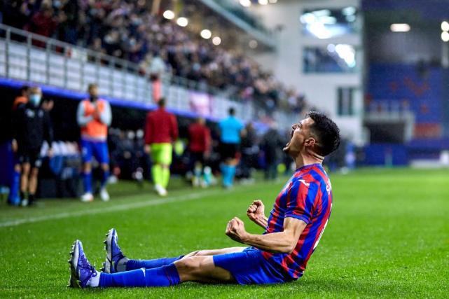 关于埃瓦尔客场平局，保持不败状态的信息