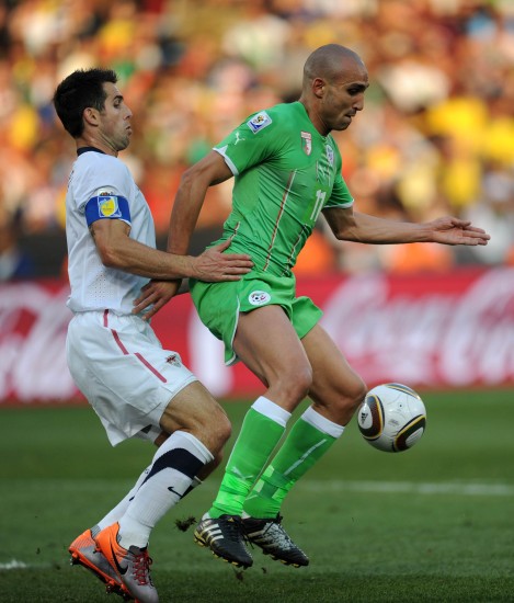 阿尔及利亚队在国际比赛中鏖战 阿尔及利亚队在国际比赛中鏖战