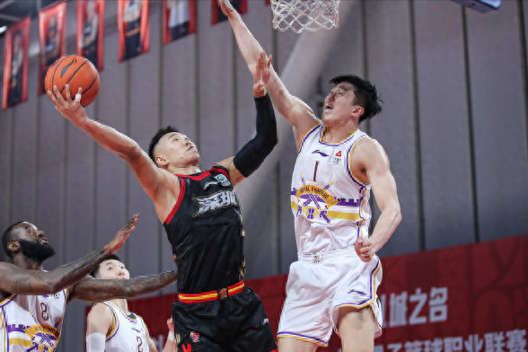 爱游戏app-江西男篮顽强拼搏，成功取胜