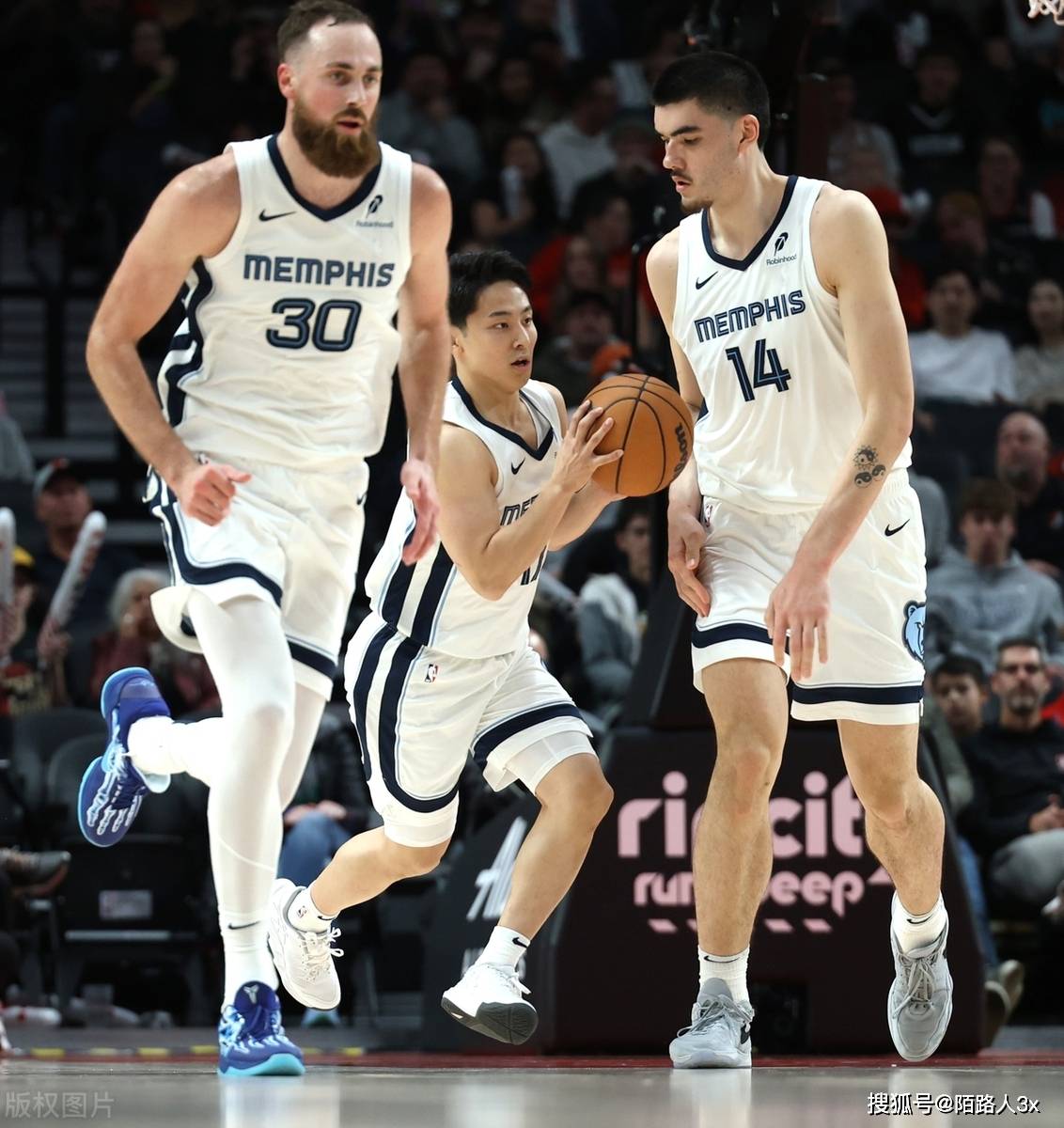 开拓者欣喜接连签约两名球员