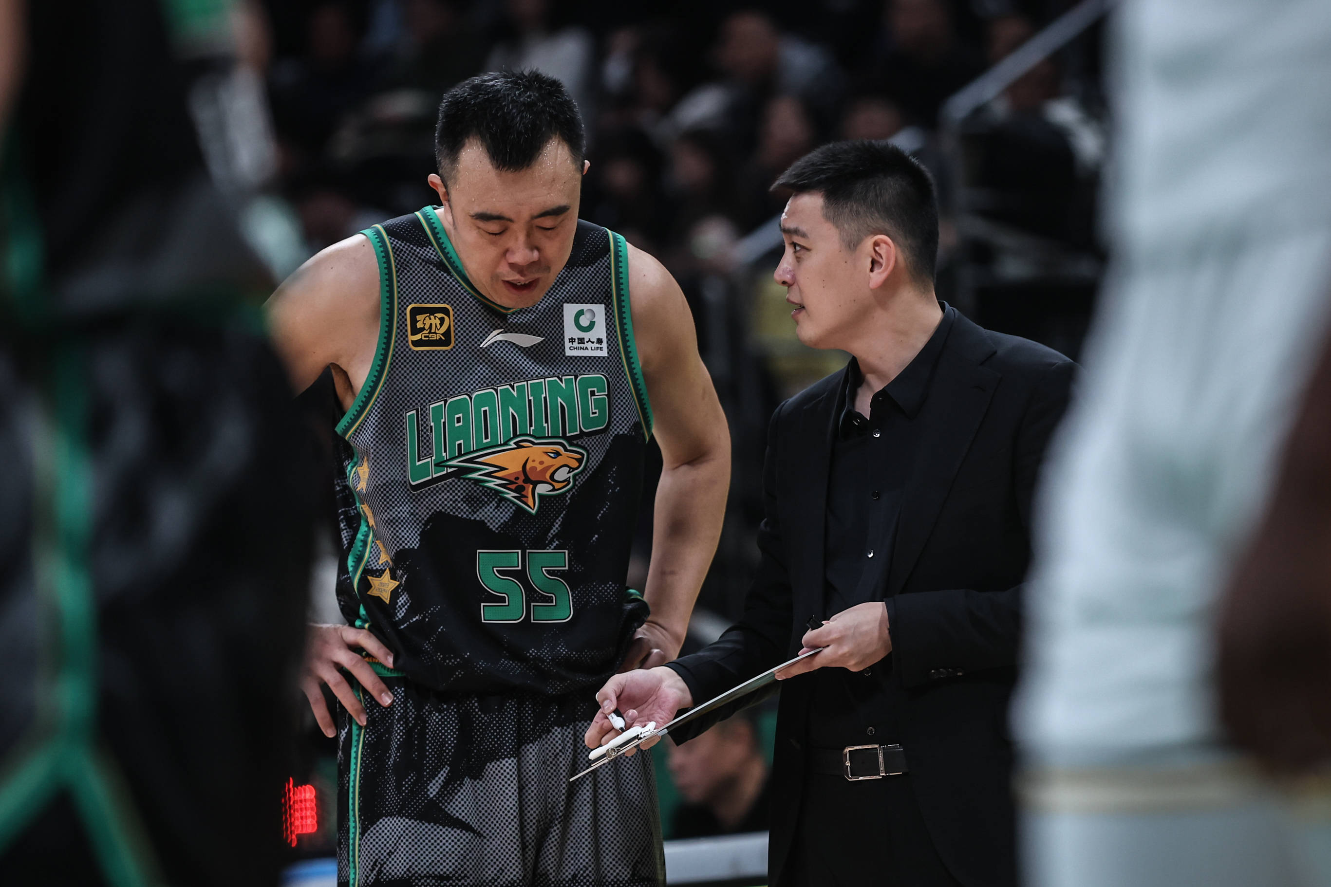 辽宁男篮豪取连胜,稳坐榜首 辽宁男篮豪取连胜,稳坐榜首