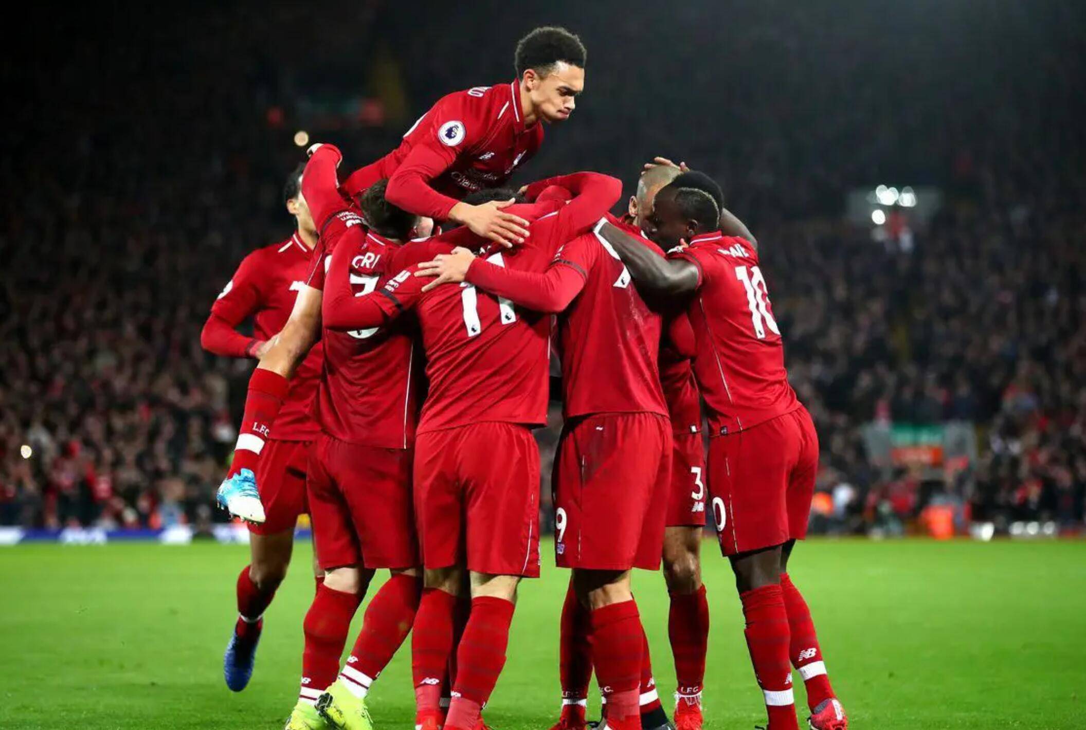 爱游戏官网-红蓝之战引发球迷热议，双方实力对决