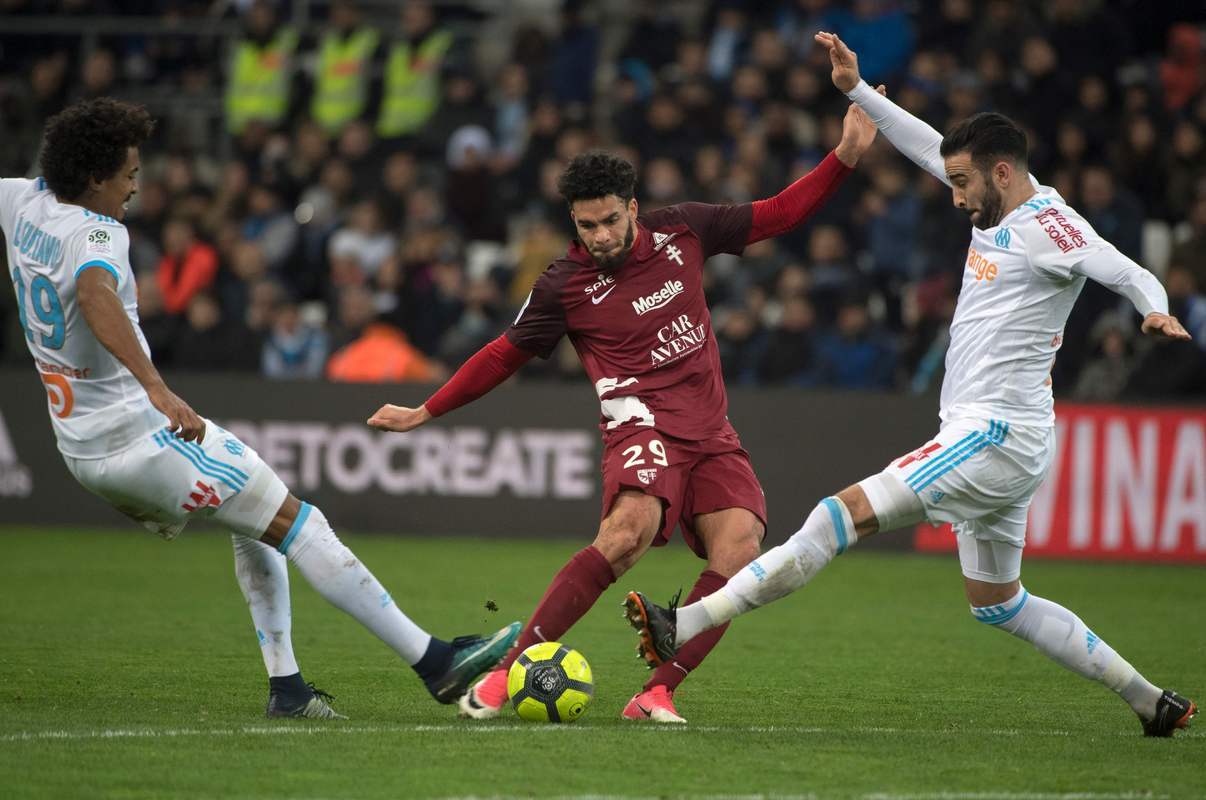 包含里尔客场击败梅斯继续保持不败纪录的词条