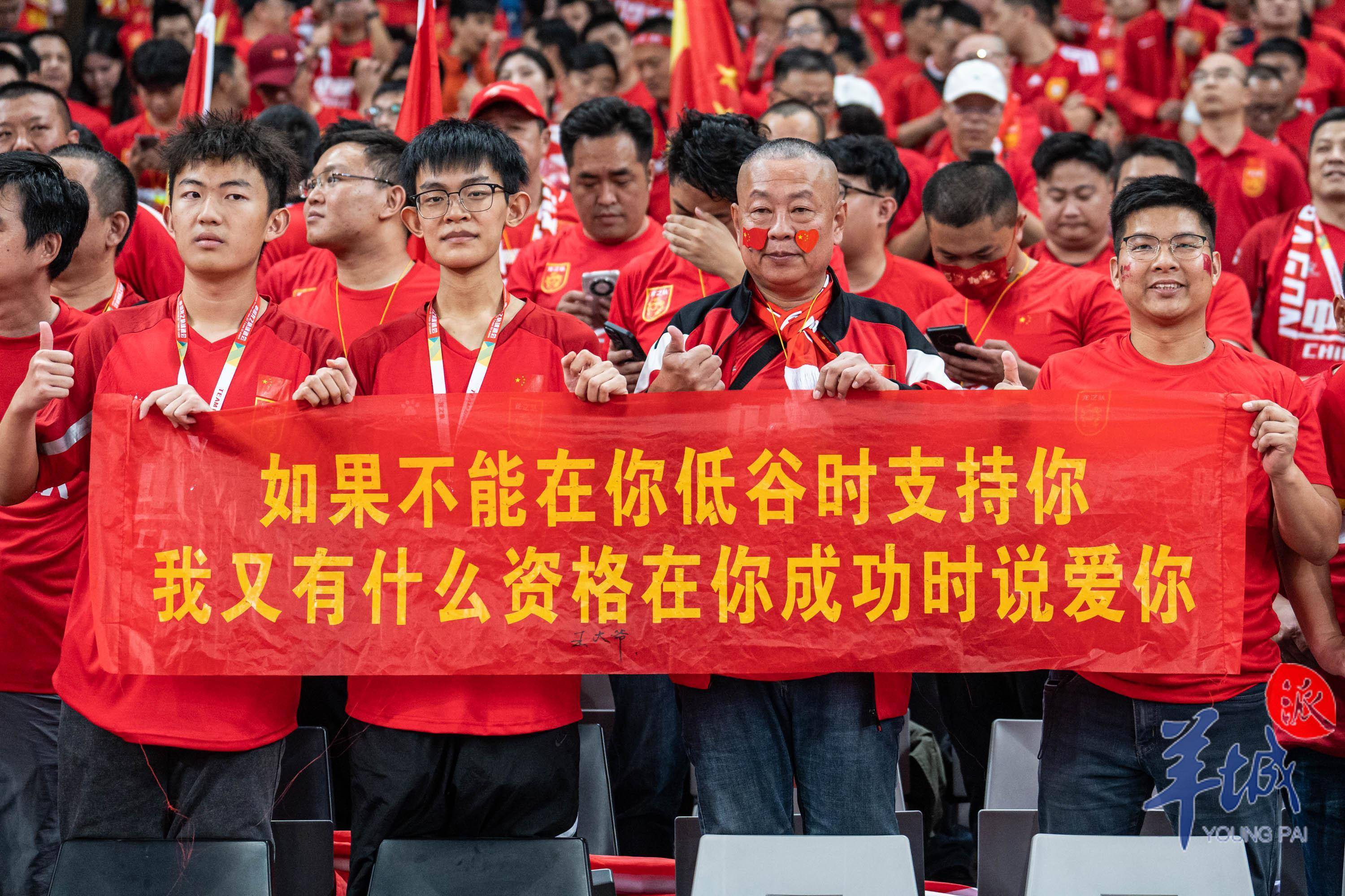 爱游戏在线-激情火爆：球迷热情支持为球队加油助威的简单介绍