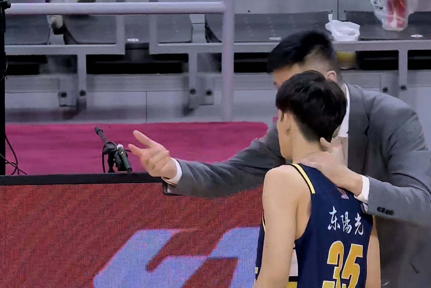 爱游戏登录入口-后卫发挥出色，助球队逆转取胜