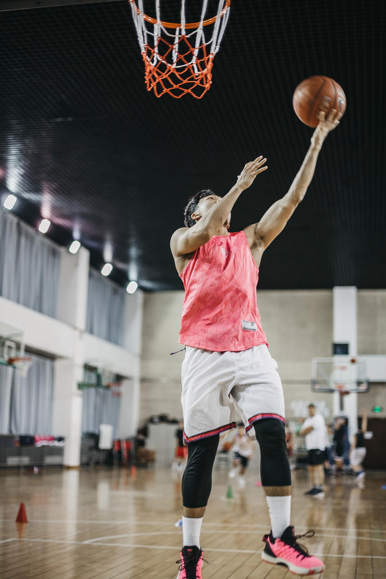 球员训练量身定制,篮球比赛战术极具深度 球员训练量身定制,篮球比赛战术极具深度