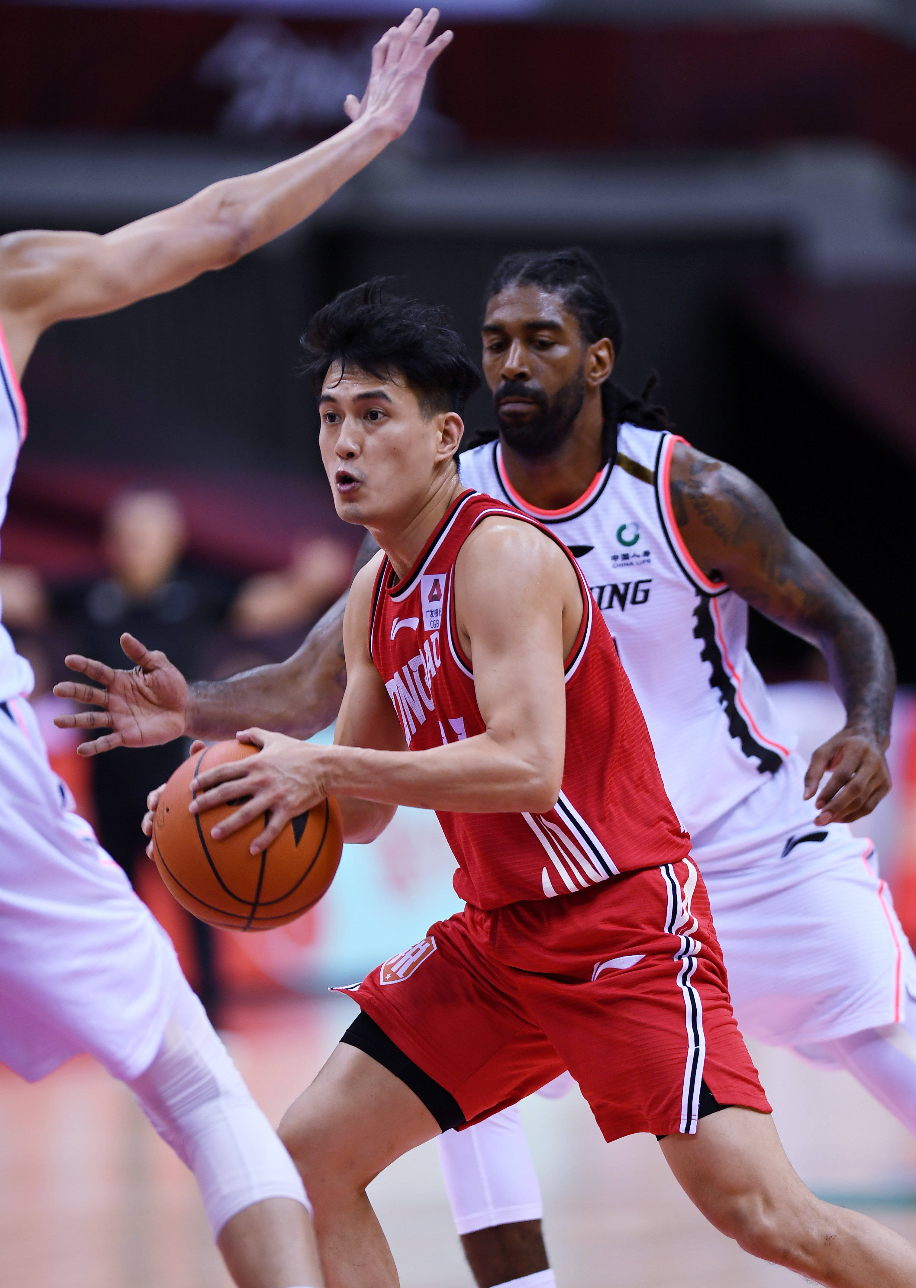 真实联赛中球员个人技术突破频现 真实联赛中球员个人技术突破频现