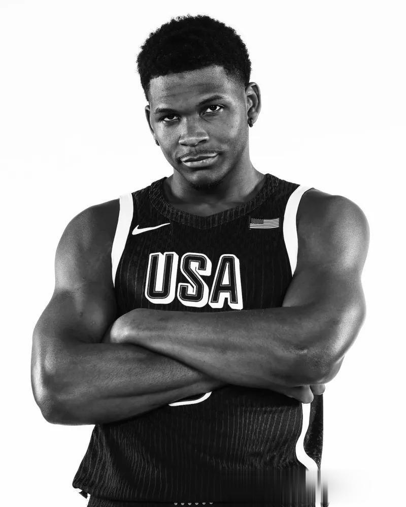 美国队成功卫冕男子篮球冠军，球场风采无人能敌的简单介绍